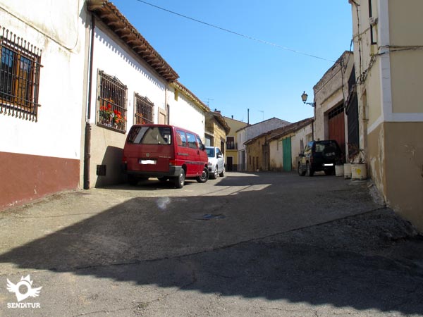 En la primera calle volvemos a girar a la izquierda