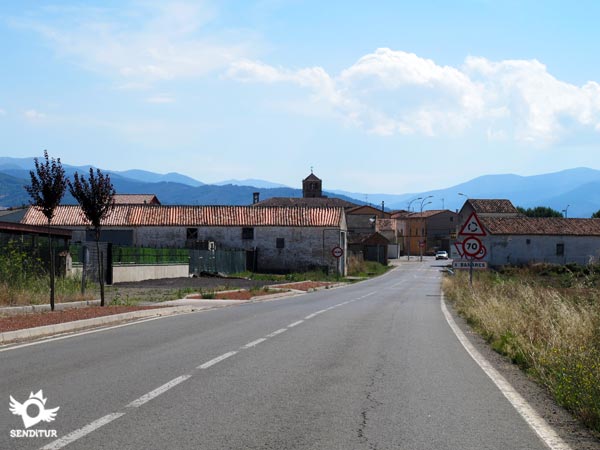 The route continues along the road to Bañares