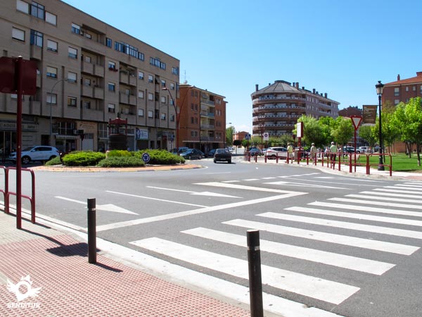 La rotonda y al fondo el edificio de fachada circular que tenemos que dejar a nuestra derecha