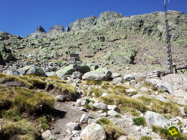 Next to the shelter is the continuation of the routes that ascend to the peaks around us