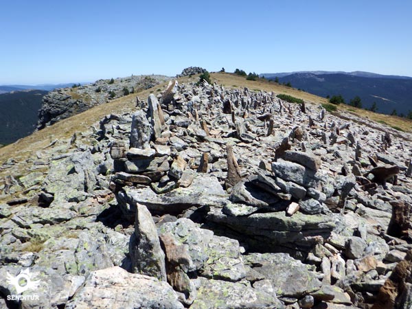 Al fondo los Ríscos de Zurraquín
