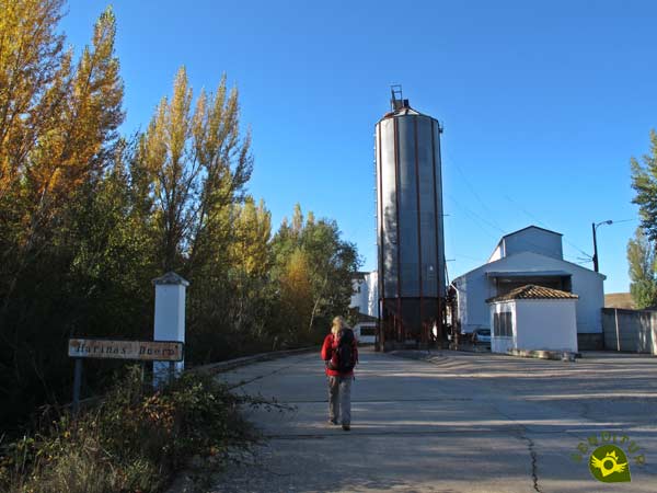 Cruzamos la fábrica de harinas