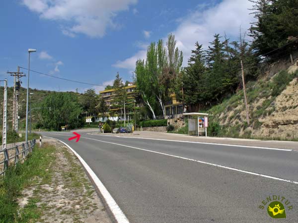 The GR 38 crosses Assa and turns right