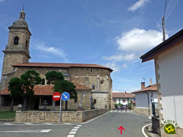Seguimos por la derecha de la iglesia de Oreitia