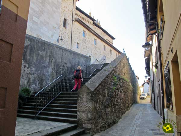 Llegamos a la iglesia de Santa Cruz de Campezo