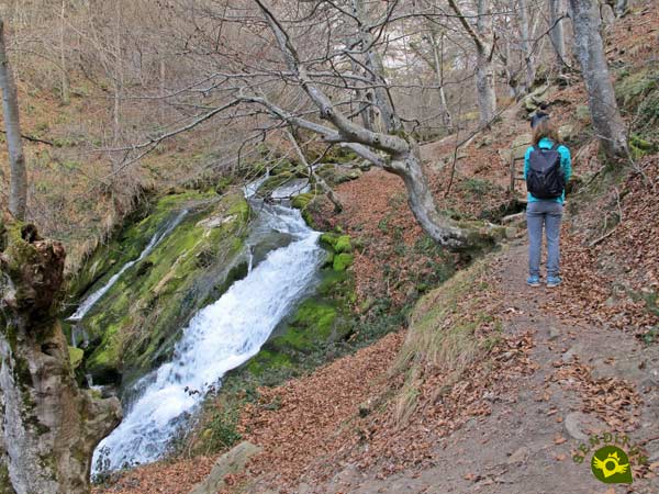 We pass by the waterfall of the river Zirauntza