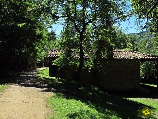 Pasamos junto a la ermita de San Roque