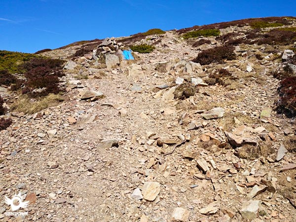 Some blue marks indicate the beginning of the trail through the shoulder of San Lorenzo