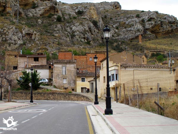 Detour through the streets of Cervera. Pay attention to the arrow on the façade of the house.