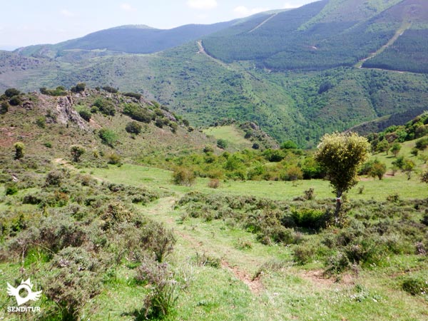 We begin the descent towards Lugar del Río