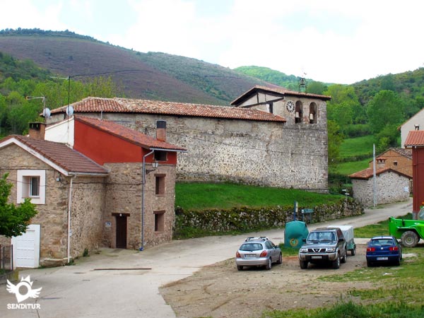 The GR leaves Pazuengos between the church and the old bread oven