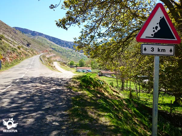 Dejamos la carretera para seguir por la pista de tierra