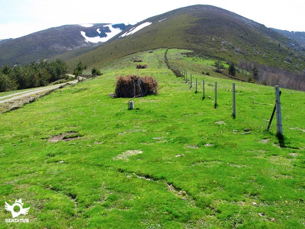 Pista de tierra por la que sigue el Gr