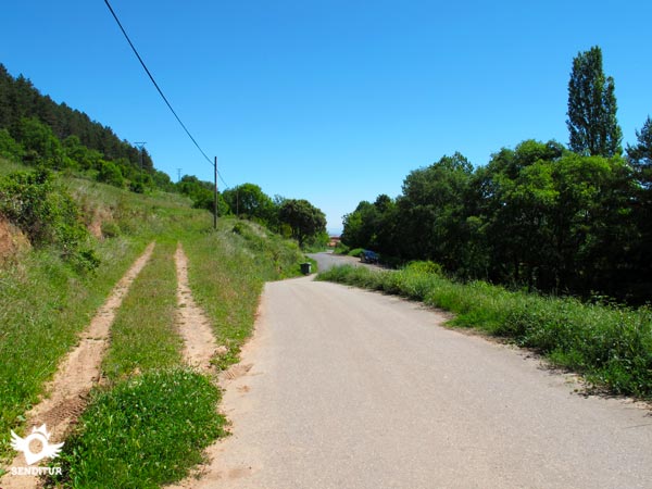The asphalted track ends on the road that comes from Lugar del Río a few meters from San Millán de la Cogolla.