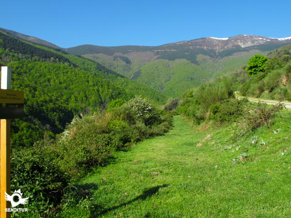 Camino que desciende hacia el embalse