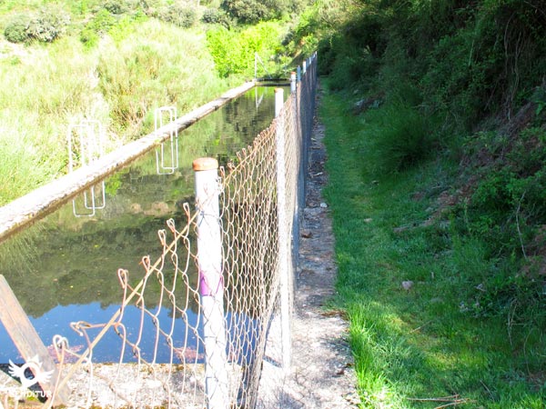 Estanque que bordea el sendero