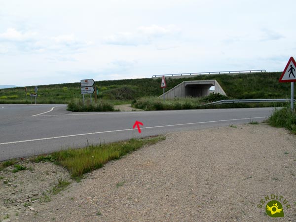 Nos encaminamos hacia el puente de la carretera